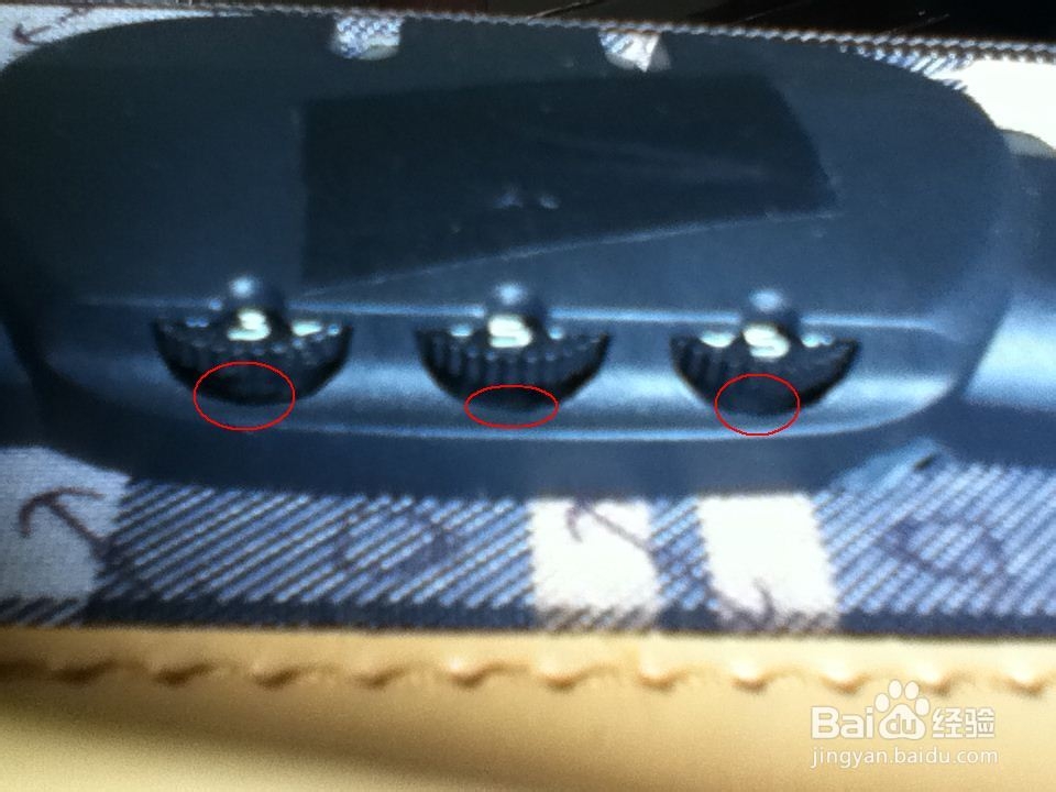 如何打开皮箱锁