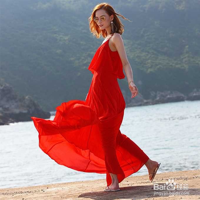 糖果色吊带裙如何穿搭比较好看