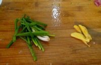 西兰花炒鸡的做法