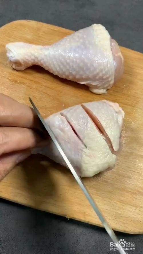 鸡翅,鸡腿,鸡脚分别打上花刀,加一勺奥尔良腌料,生抽,老抽,加适量的