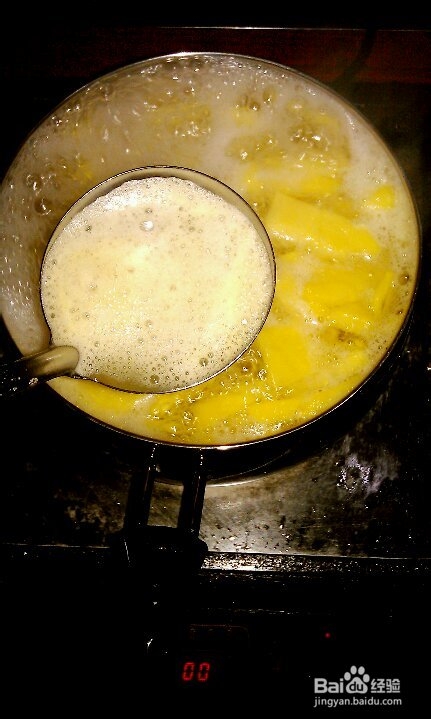 在家自制健康菠萝果汁给孩子喝