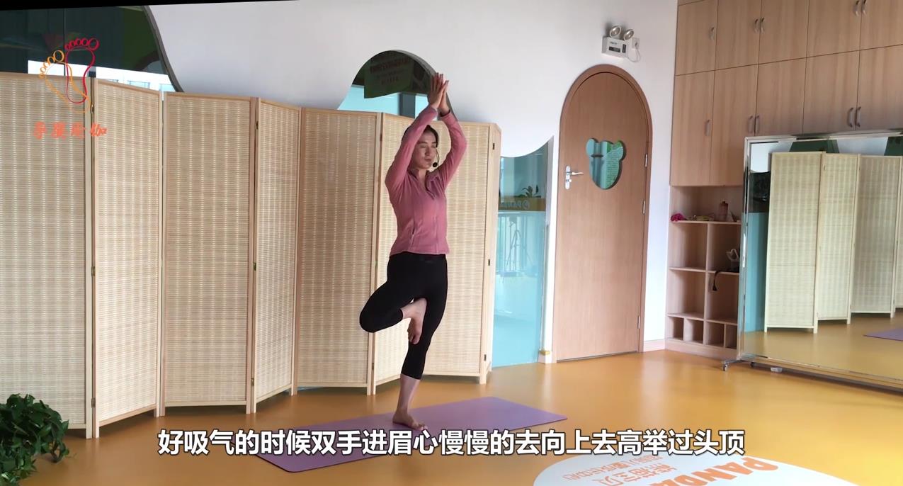 风吹树式瑜伽体式怎么做