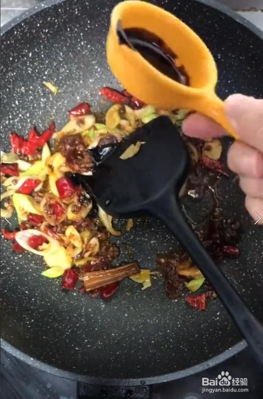 如何自己制作好吃的麻辣炖鸡爪