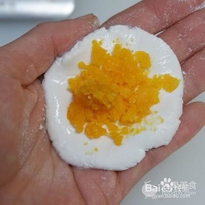 咸蛋黄炒年糕的做法