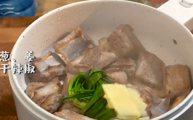 如何做红烧排骨炖鹌鹑蛋