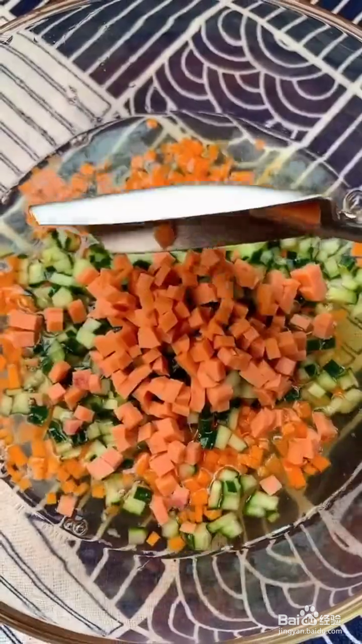 如何制作好吃的蔬菜双色鸡蛋糕？