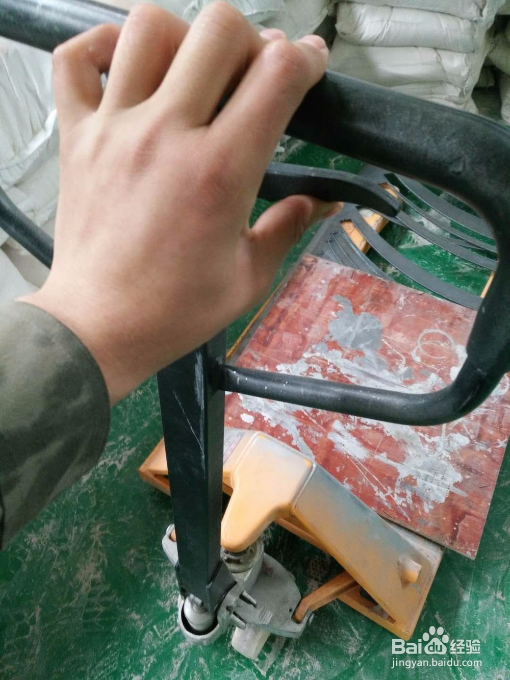 如何使用手推液压车(地牛)