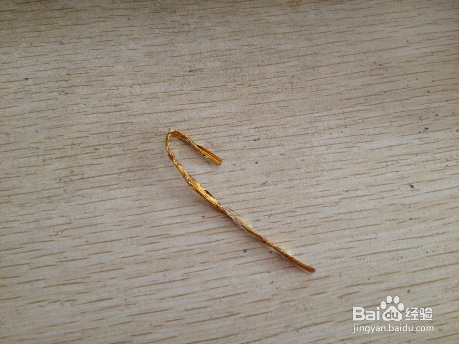 如果用一个面包袋的绑绳折出简易的钢笔的支架