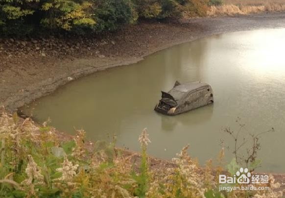 天降暴雨车被水淹时正确做法