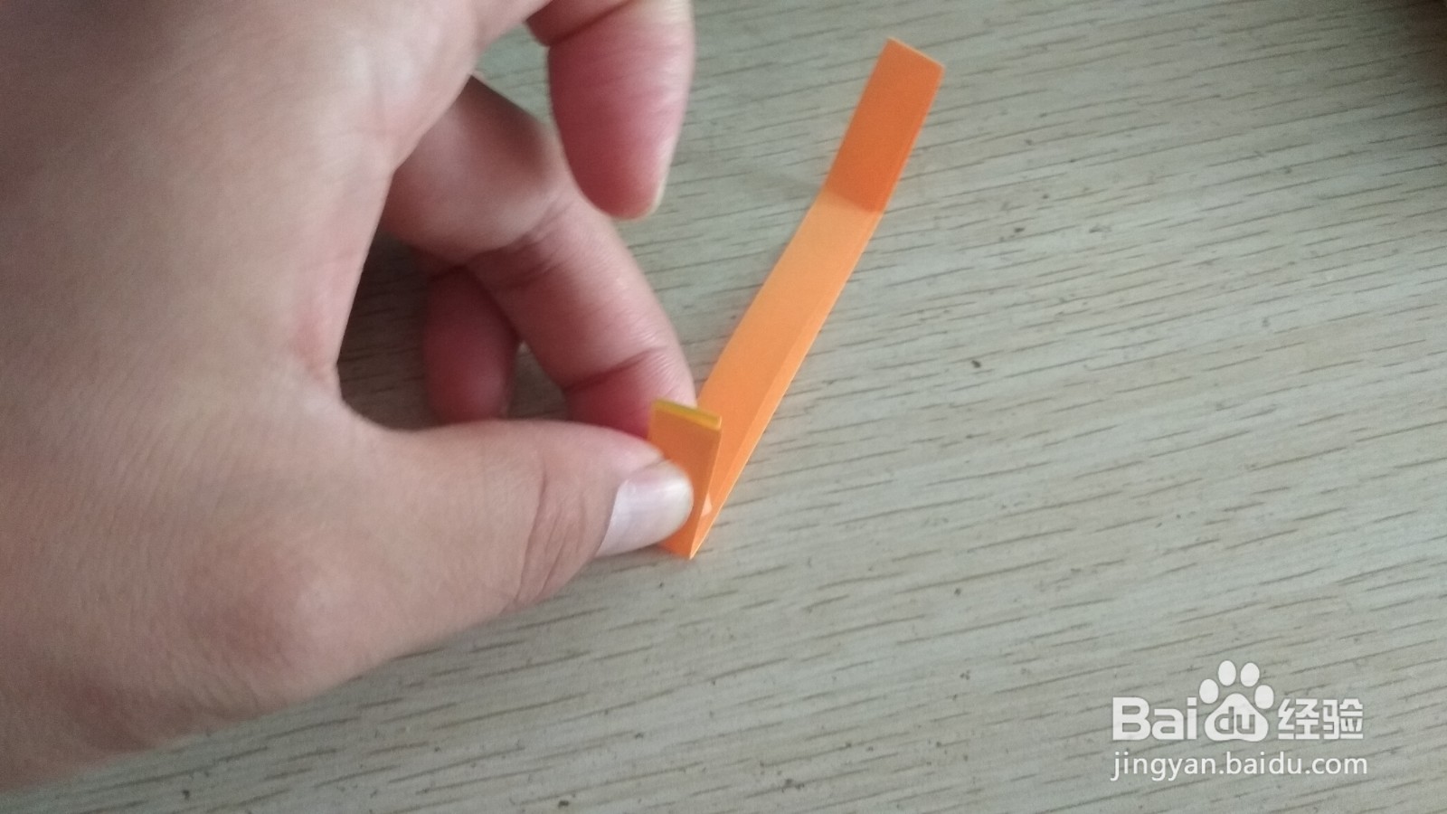 如何用一个细长的纸条做两支中性笔的支架