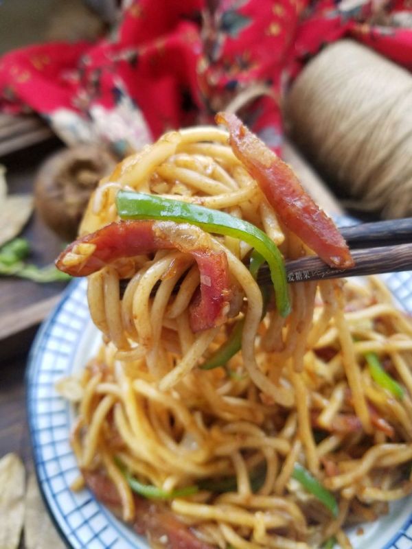 腊肠卷心菜炒面