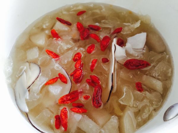 海底椰银耳雪梨羹