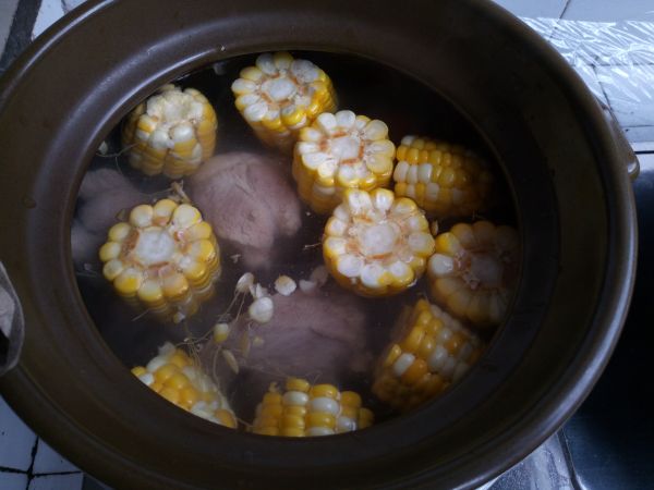 玉米胡萝卜猪骨汤