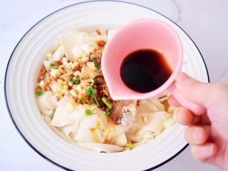 饺子皮的新吃法:饺子皮油泼面