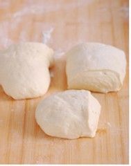 外酥内软的发面饼。『主食肉饼』