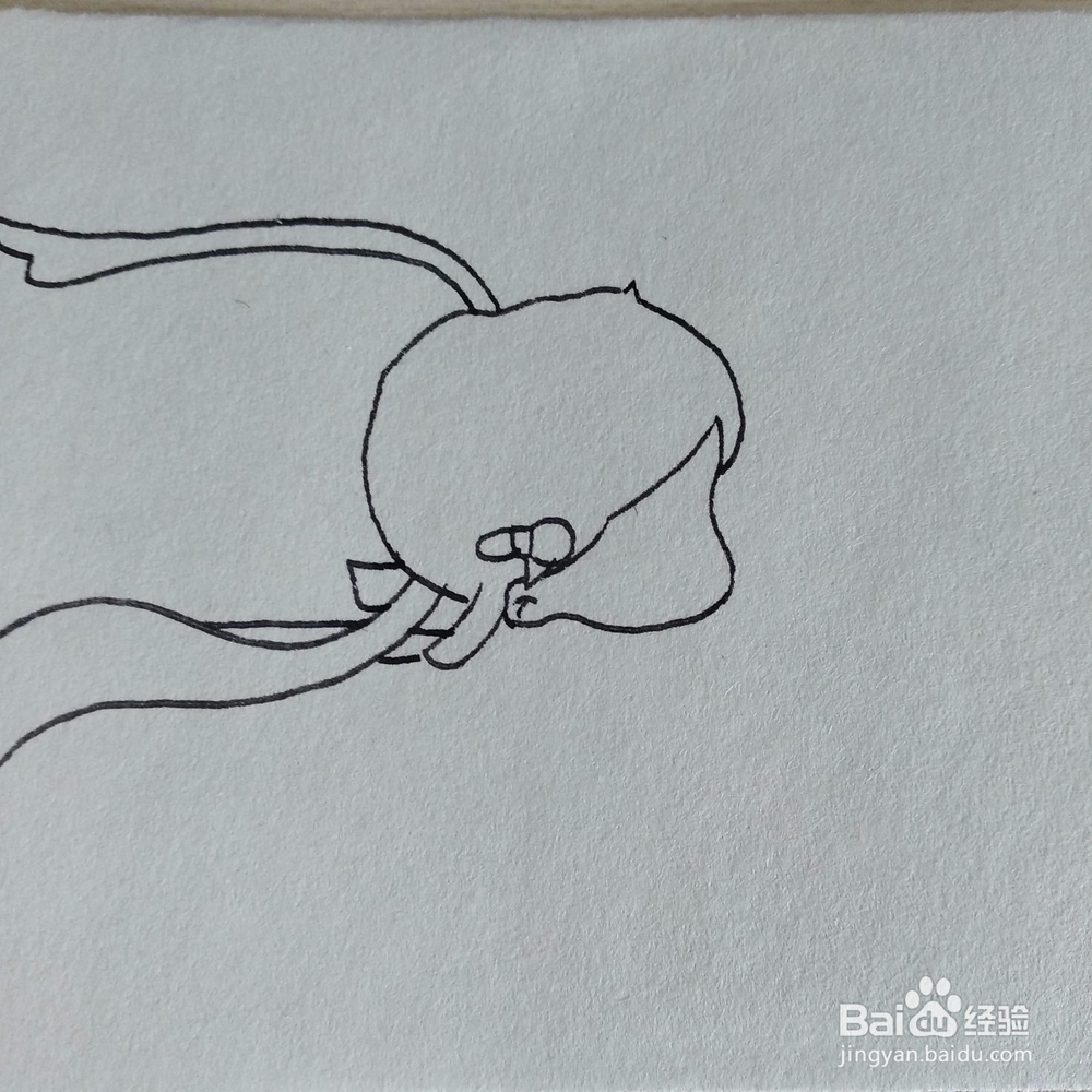 怎么画一个夏天对着风扇吹风的小女孩卡通简笔画