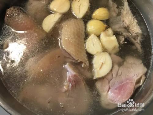 怎样做出家常菜系列之蛤蜊鸡腿汤