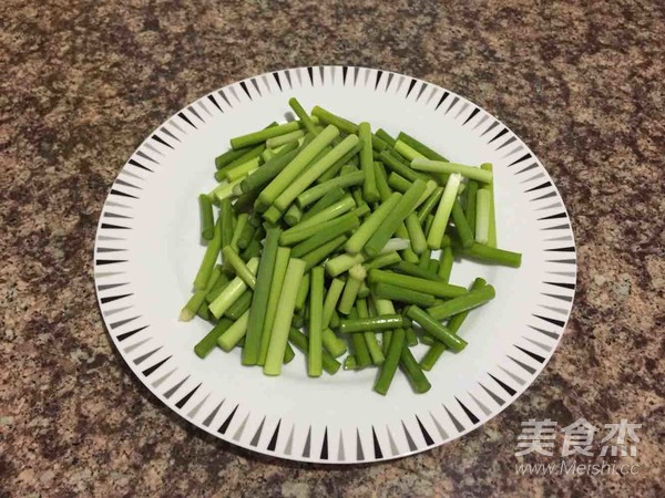 蒜苔炒鸡蛋的做法