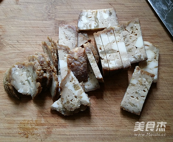 蒜苗炒猪血丸子