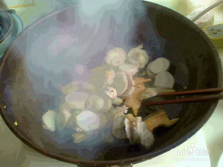 老年人怎样用电磁炉来爆炒猪肉皮芋头片