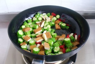 秋葵炒香干制作的步骤