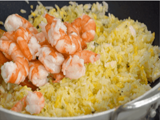 油泼虾仁炒饭怎么做？