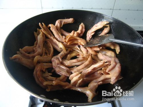 冬天里的干锅美食－－蒜苗鸭掌干锅