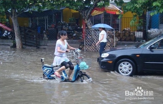 雨天驾驶要注意什么