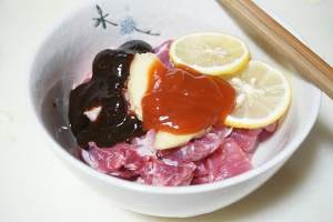 柠香梅花肉的做法