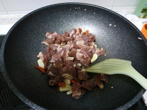 养生食补洋葱炒羊肉的做法