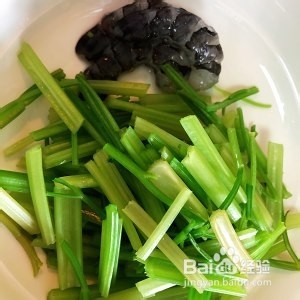 少油版西芹炒虾球的做法