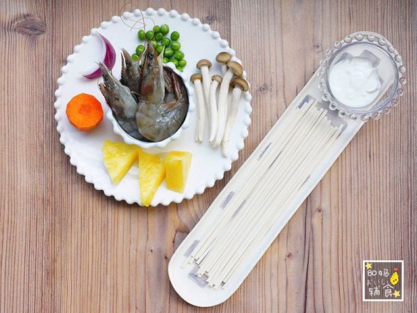 菠萝酸奶鲜虾拌乌冬