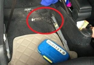 怎样将朗逸地板上的黑心棉去除