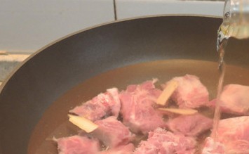 家制红烧排骨的小窍门