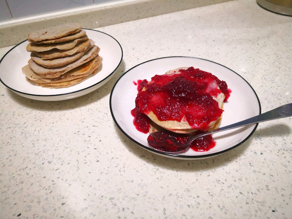 黑全麦松饼配蔓越莓果酱