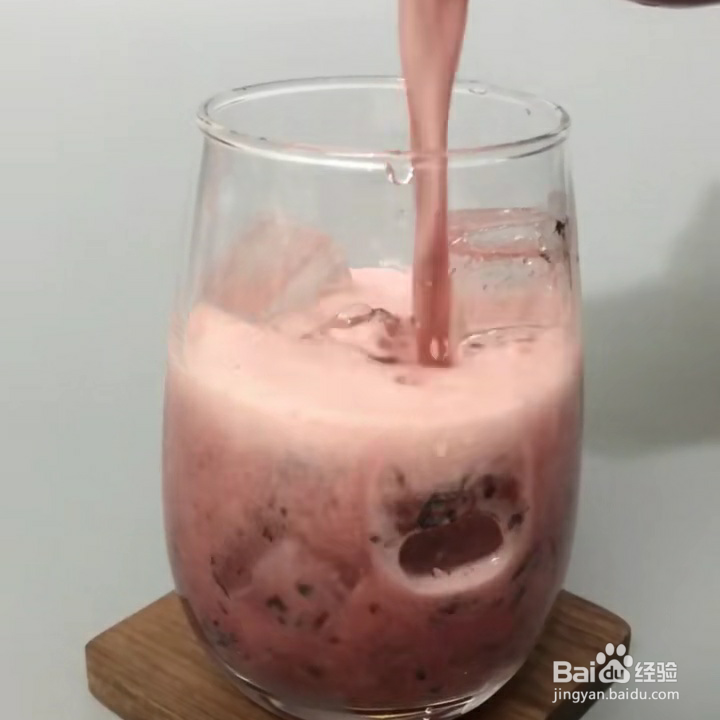 蓝莓茶π气泡冰饮的教程