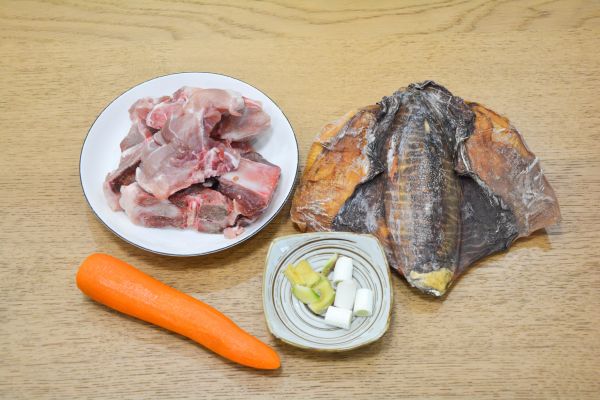 腔骨墨鱼胡萝卜汤