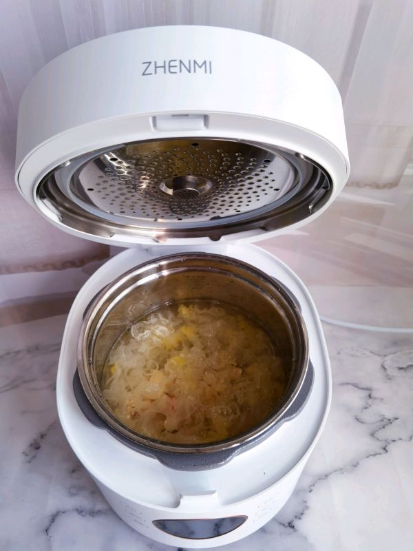 燕窝莲子百合银耳羹