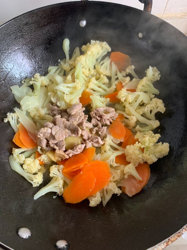 花菜胡萝卜炒肉片