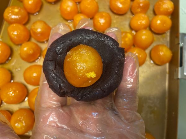 广式豆沙蛋黄月饼