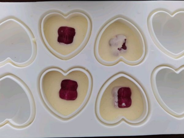 爱心白巧克力夹心慕斯蛋糕