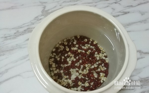 祛湿排毒的薏米红豆粥