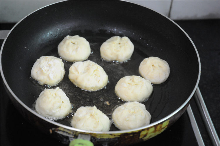 脆底小笼包的做法,好吃不腻!