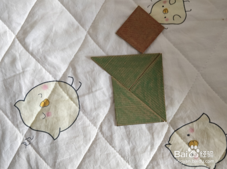 用九巧板怎么拼一个看万花筒的小朋友呢?