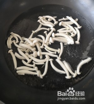 健康养生佳品凉拌莴笋白玉菇的做法