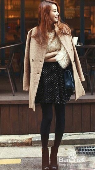 时尚外套搭配短裙+靴子 随性优雅又迷人