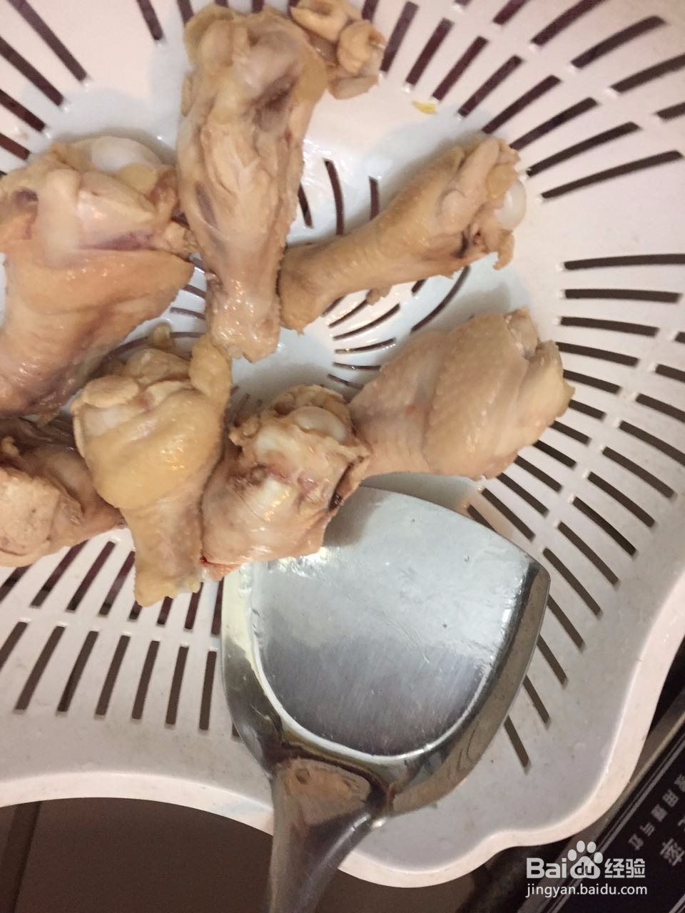 酱汁鸡翅根的做法哦,配料只有葱姜