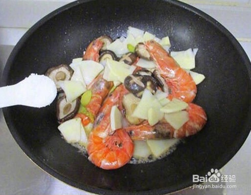 冬笋香菇烧大虾的做法