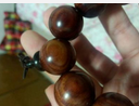 把玩小叶紫檀手串的方法