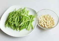 食补佳品杏仁西芹炒虾仁的做法